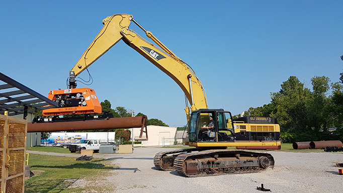 Grue soulevant une charge à l'aide d'une préhension par le vide.